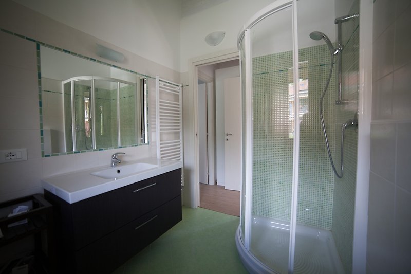 Freundliches und modernes Badezimmer mit Dusche - Wohneinheit A