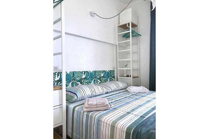  Schlafzimmer mit Doppelbett 