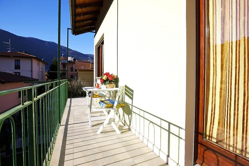 Ca. 10 m² großer Balkon mit Markise und Blick ins Grüne