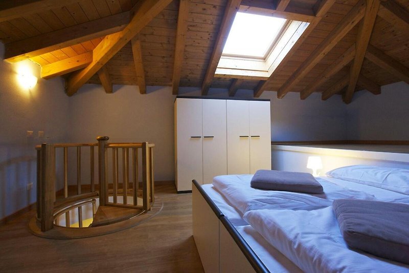 2. Mansarden-Schlafzimmer mit 2 Einzelbetten, die man nebeneinander stellen kann