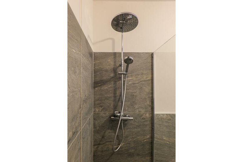 Modernes Badezimmer mit bodentiefer Dusche