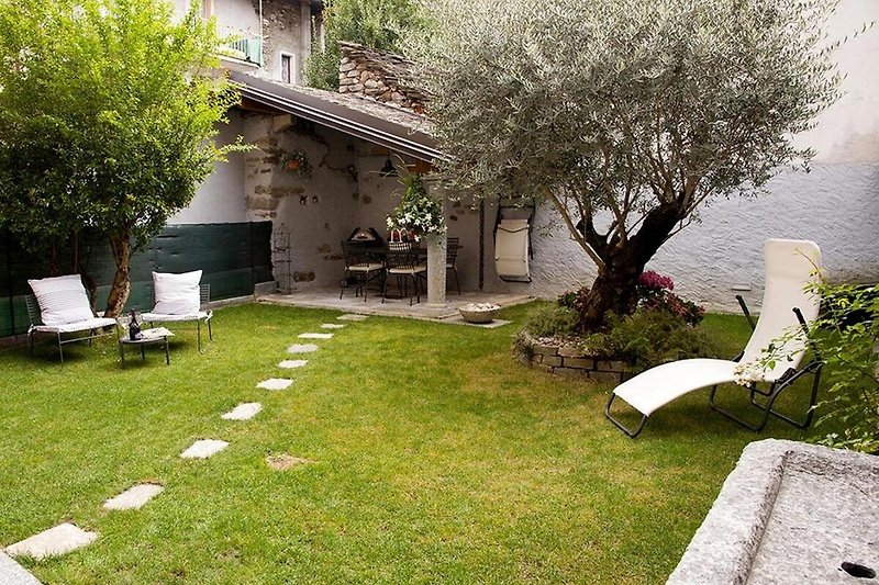 Außenbereich mit 2 Terrassen und Garten