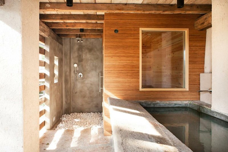 Ca. 20 m² großer überdachter Portico mit Sauna, Dusche und steinernem Erfrischungsbecken (Il Lavatoio)