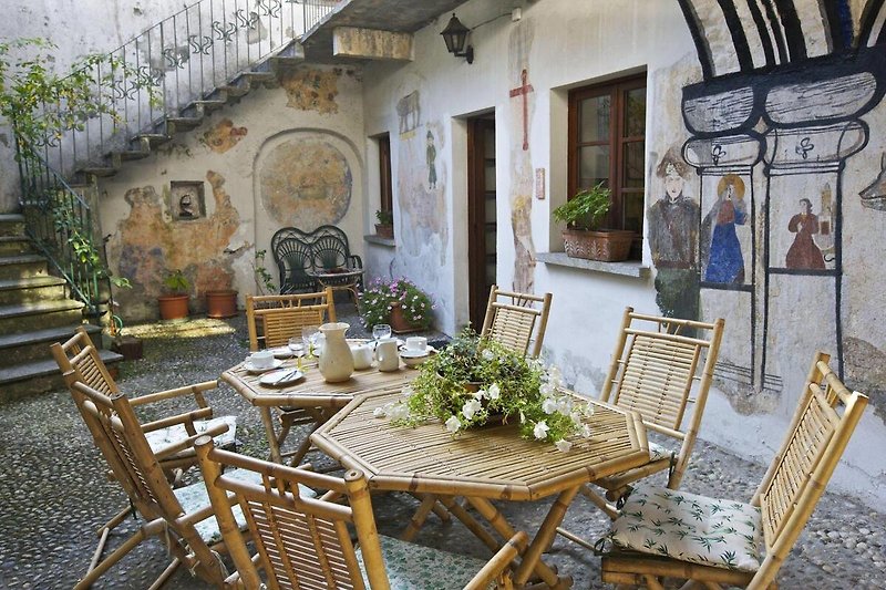 Ca. 30 m² großer teilweise überdachter idyllischer Innenhof mit Wandmalereien