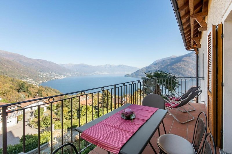 Ca. 12 m² großer überdachter Balkon mit herrlicher seitlicher Sicht auf den See und auf die Inseln von Brissago