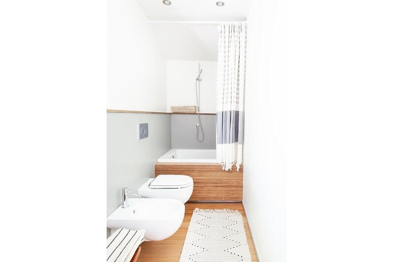2. modernes Badezimmer (en suite zum 2. Schlafzimmer) mit Badewanne