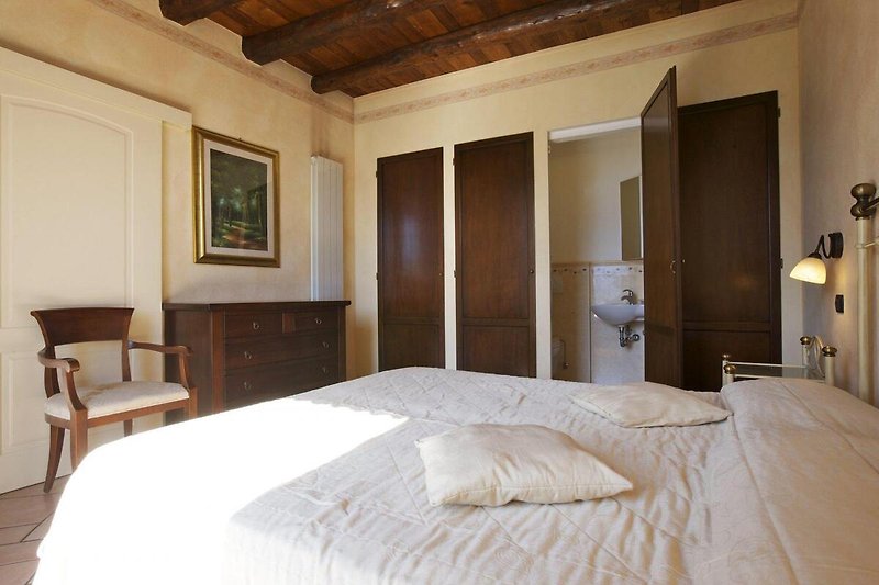 1. Schlafzimmer mit Doppelbett, Traumseesicht und Bad en suite