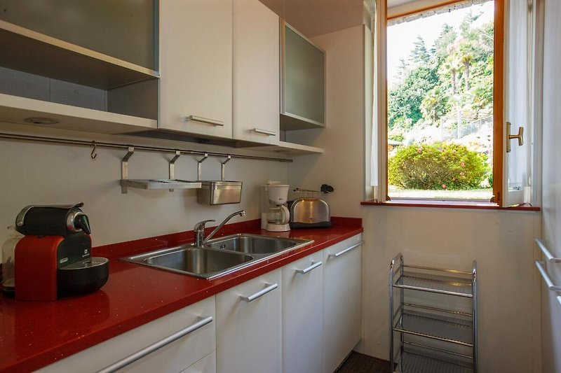 Separate Küche mit 4-Platten-Kochfeld, Geschirrspülmaschine und Backofen