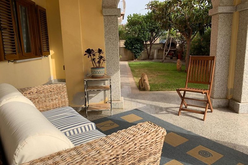 Ca. 20 m² große überdachte private Terrasse (Portico) mit edlen Polyrattanmöbeln