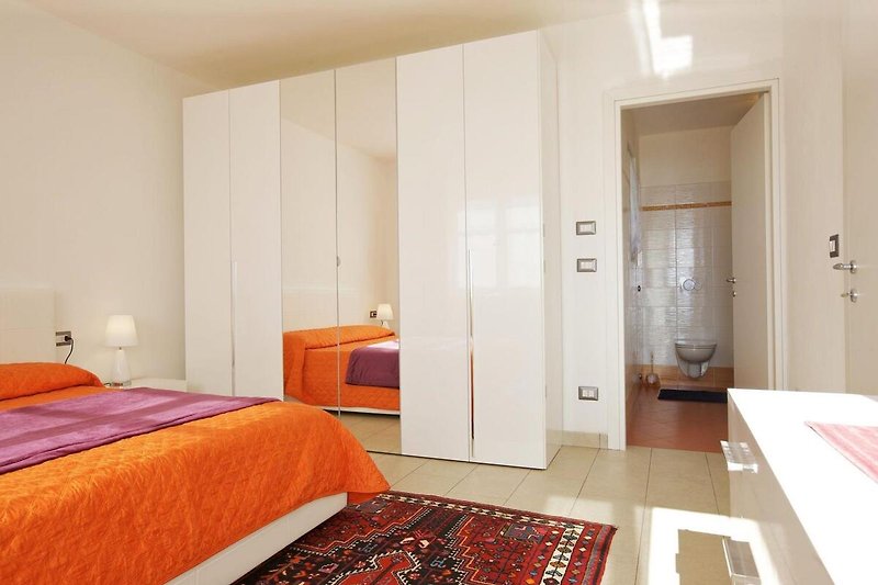 2. Schlafzimmer mit Doppelbett 