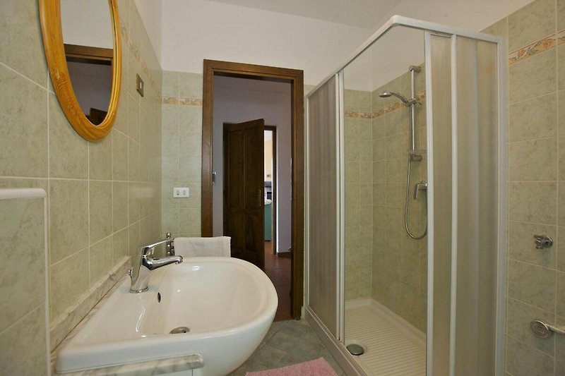Freundliches Badezimmer mit Dusche, Bidet und Fenster