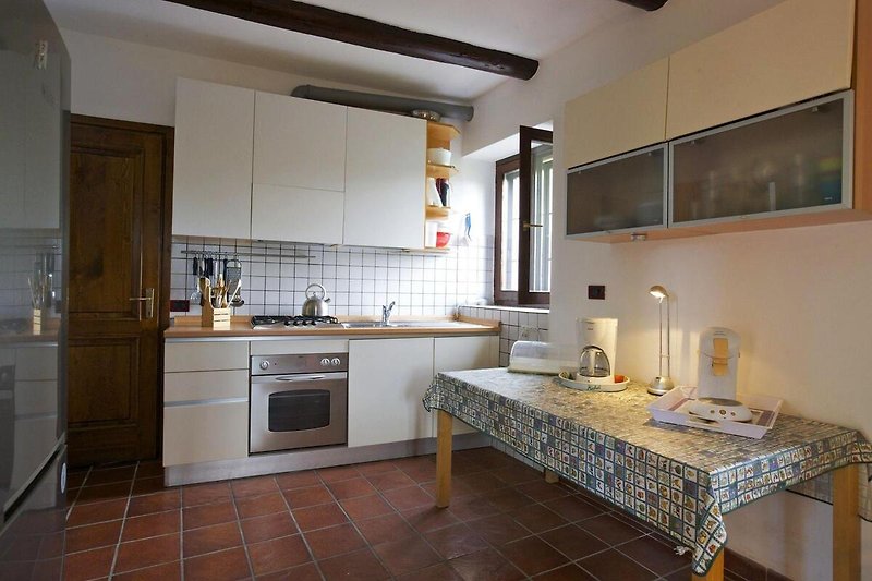 Gut ausgestattete Wohnküche mit Kamin