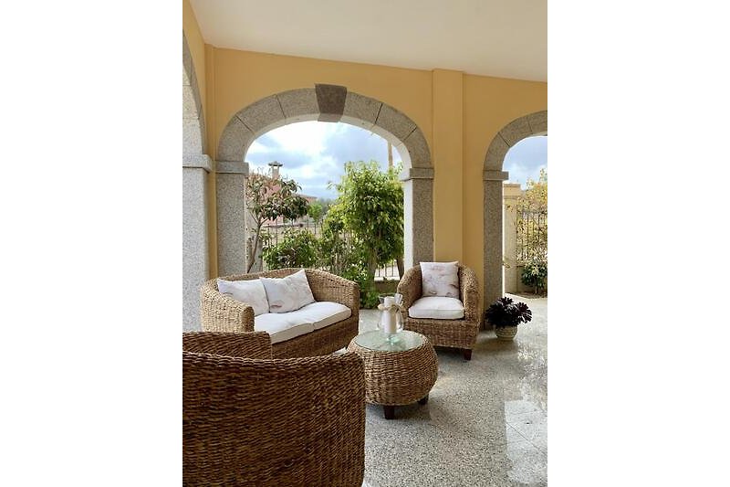 Ca. 55 m² große überdachte private Terrasse (Portico) mit 2 Sonnenmarkisen und edlen Polyrattanmöbeln