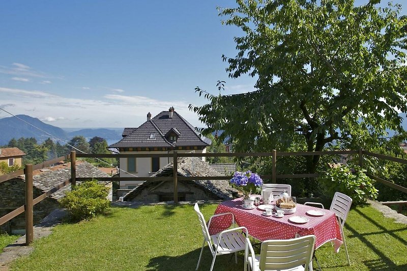 Ca. 25 m² großer Garten mit Barbecue und schöner Sicht auf den See und die Berge