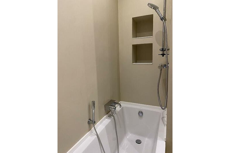Bad en suite mit großem Waschbecken, Badewannen-/ Duschkombination, WC, Bidet und Fenster