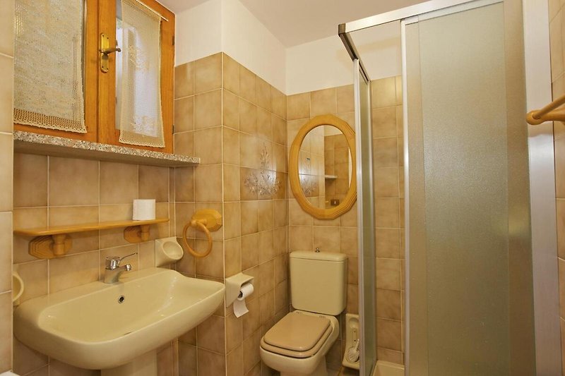 1. freundliches Badezimmer mit Dusche, Waschmaschine und Fenster