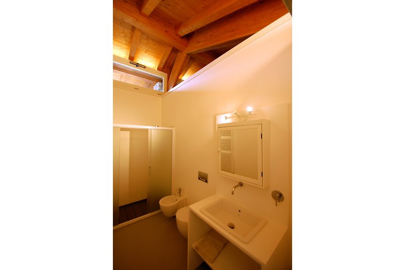 Modernes, freundliches Bad mit Dusche - Wohnung Nr. B