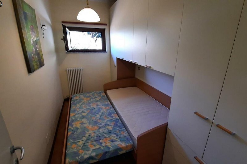 2. Schlafzimmer mit Kombinationsbett