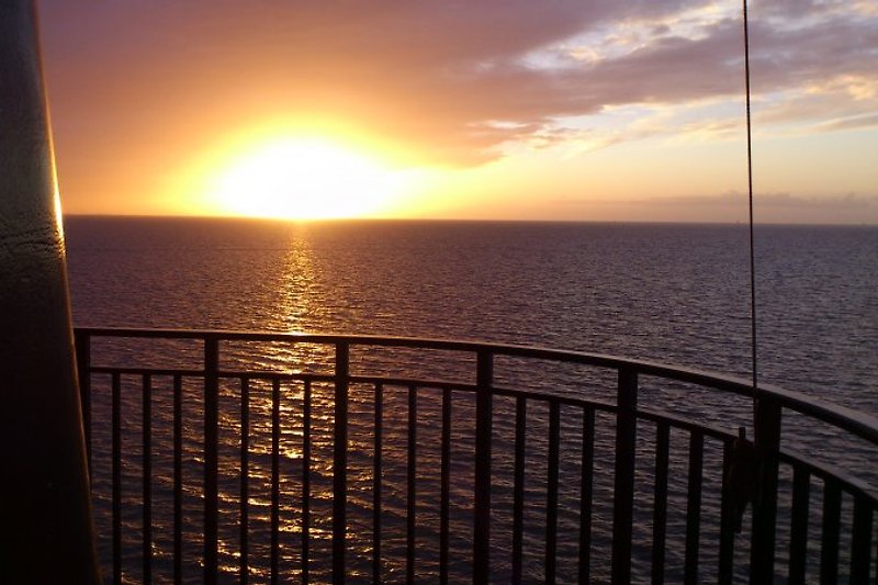 Zachód słońca przy latarni morskiej