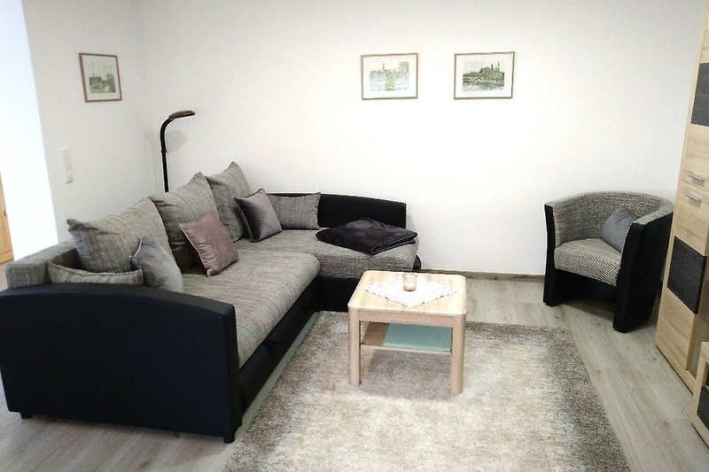 Gemütliches Wohnzimmer mit stilvollem Interieur und bequemer Couch.