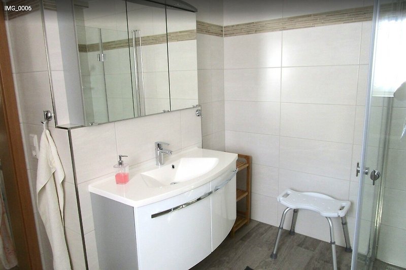 Schönes Badezimmer mit stilvoller Einrichtung und sauberem Spiegel.
