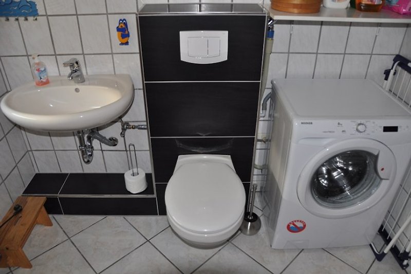 2. Badezimmer mit Waschtisch und Toilette