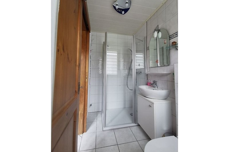 1. Badezimmer mit Dusche und Toilette