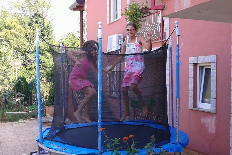 kinder trampolin