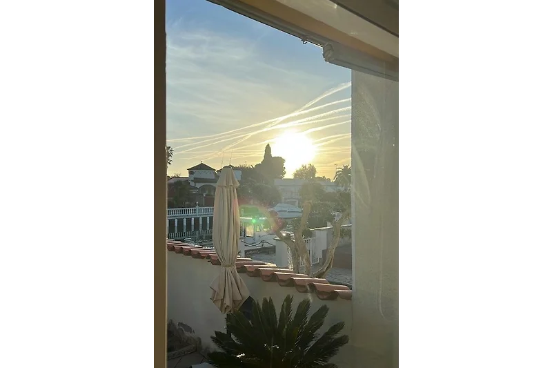 Balkon mit Abendlicht und sanftem Schatten.