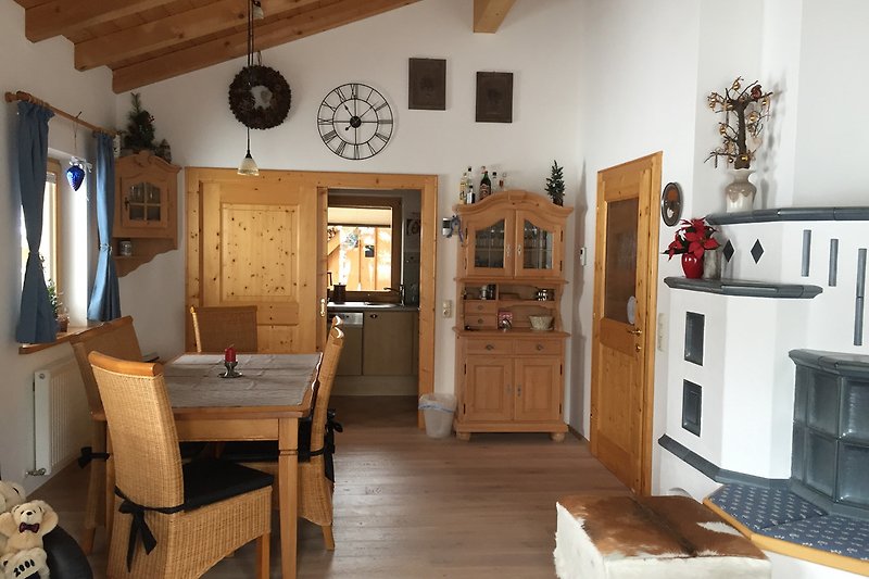 Wohnzimmer mit Blick in die Küche