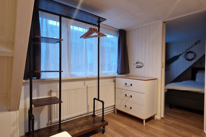 Holzschrank, Kommode, Holzbett - Schlafzimmer mit stilvoller Einrichtung.