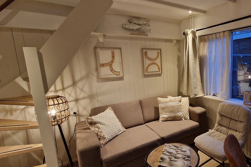 Stilvolles Wohnzimmer mit Holzmöbeln, dekorativer Beleuchtung und Kunst an der Wand.
