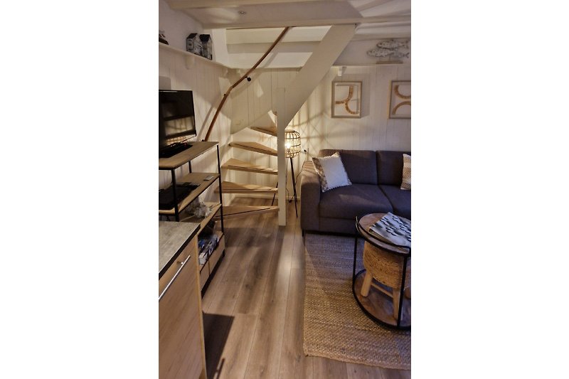 Modernes Apartment mit stilvoller Einrichtung und Holzboden.