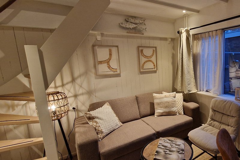 Stilvolles Wohnzimmer mit Holzmöbeln und dekorativen Kissen.