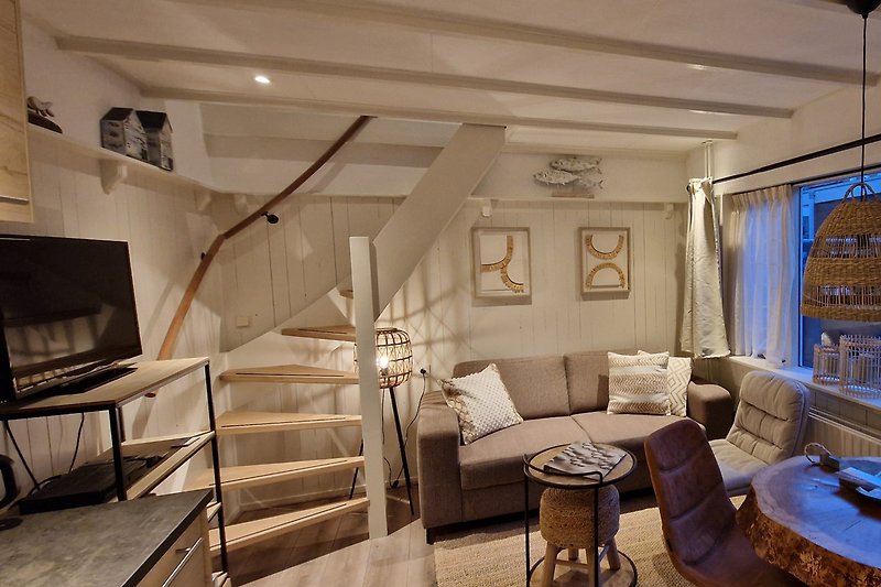 Stilvolles Wohnzimmer mit Holzmöbeln und dekorativen Kissen.