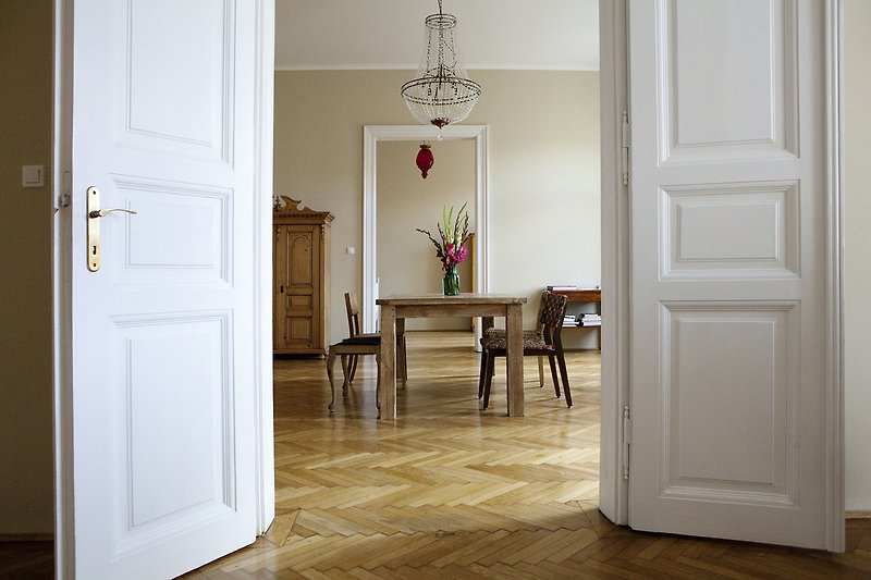 Stilvolles Wohnzimmer mit Holzmöbeln und elegantem Design.