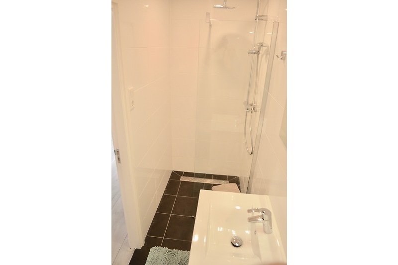 Modernes Badezimmer mit stilvoller Einrichtung und Marmorfliesen.