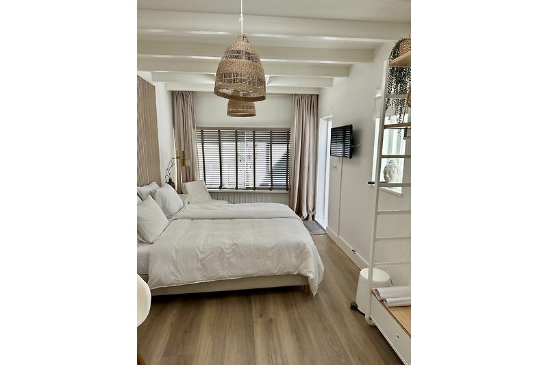 Modernes Schlafzimmer mit elegantem Mobiliar und stilvoller Beleuchtung.