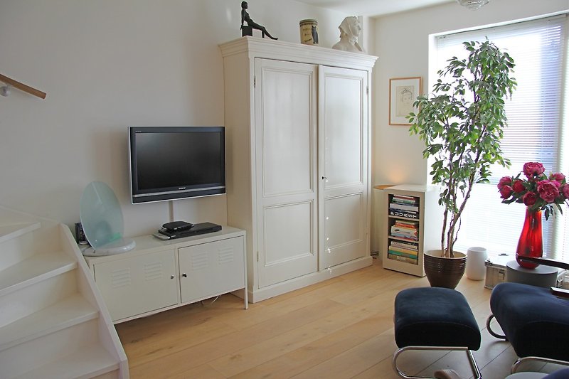 Schönes Wohnzimmer mit stilvollen Möbeln und Pflanzen.