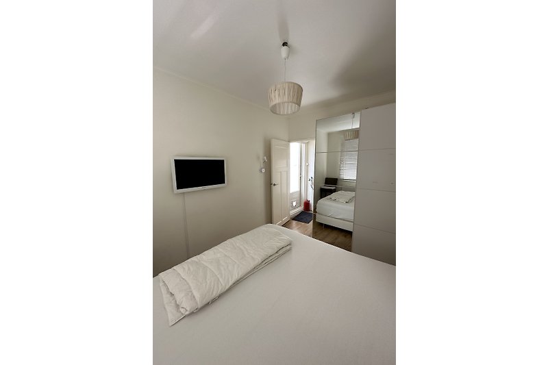 Ein helles Zimmer mit stilvollem Interieur und moderner Beleuchtung.