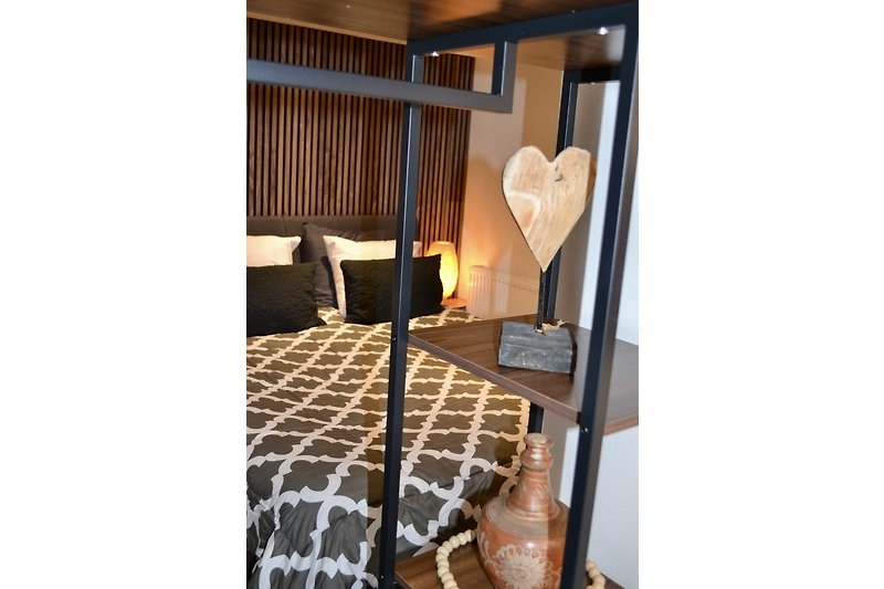 Gemütliches Schlafzimmer mit stilvoller Einrichtung und warmem Holzton.