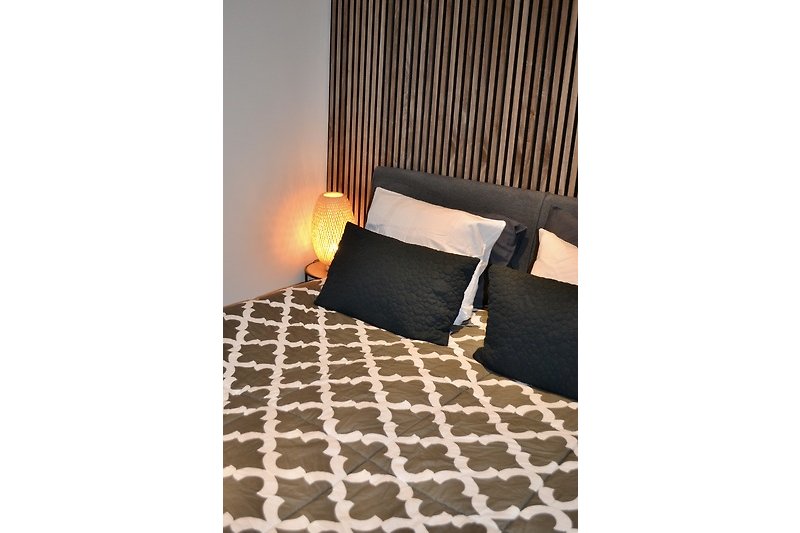 Stilvolles Schlafzimmer mit gemütlichem Holz und elegantem Textil.