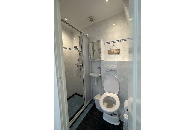 Ein geräumiges Badezimmer mit modernen Armaturen und stilvollem Design.