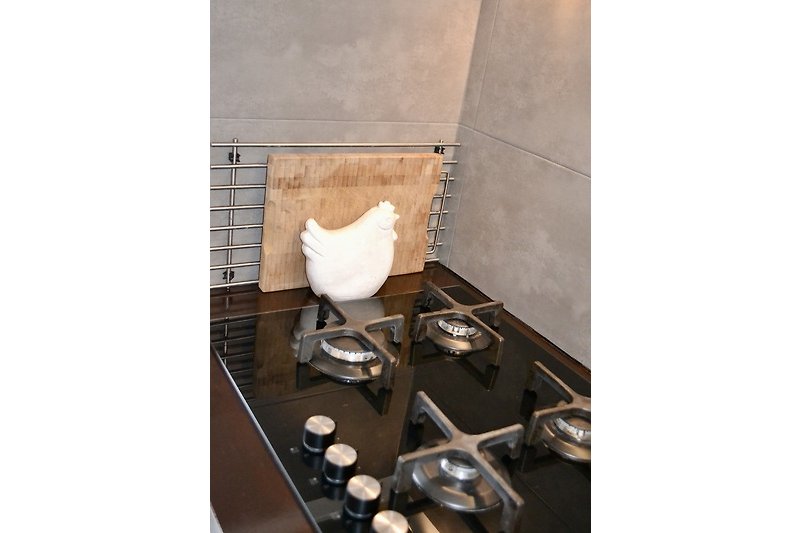 Ein stilvolles Badezimmer mit Porzellan, Keramik und einer eleganten Armatur.