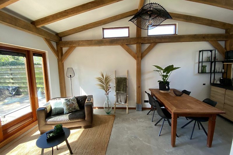 Gemütliches Wohnzimmer mit stilvollen Möbeln und Holzinterieur.