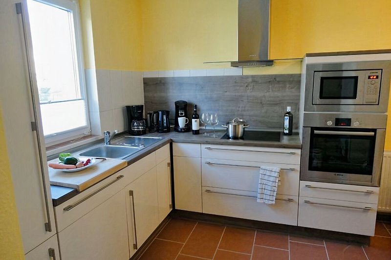 Moderne Küche mit Geschirrspüler, Induktionsfeld, usw.