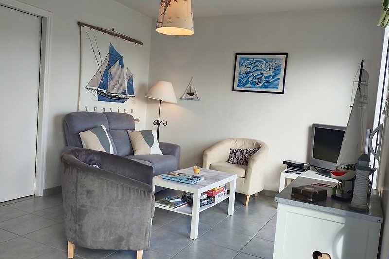 Stilvolles Wohnzimmer mit Holzmöbeln, Couch, Fernseher und Lampe. Gemütliche Atmosphäre.