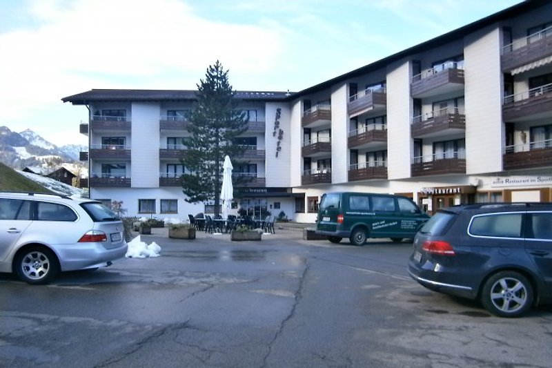 Hotelansicht im Sommer