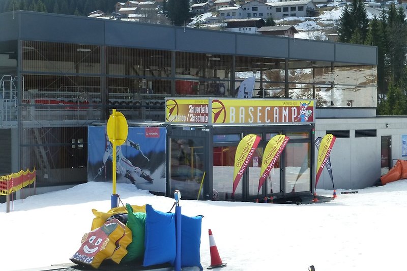 Skischule beim Gondel