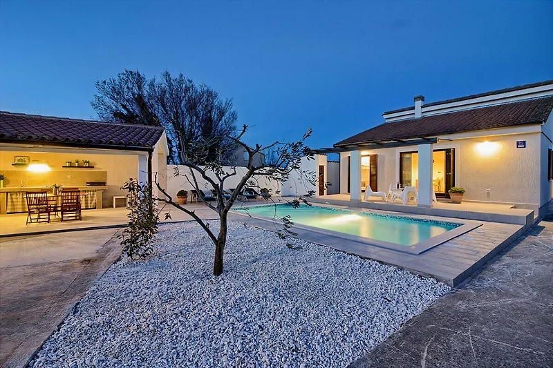 Villa Nina mit pool in Šišan - wiibuk.com